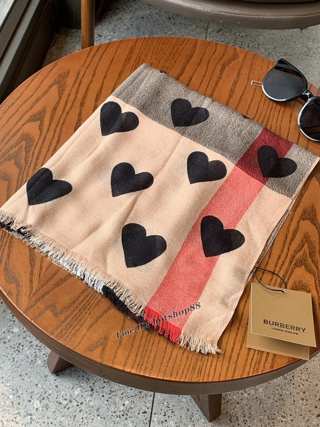 BURBERRY專櫃新款巴寶莉心型圖案羊絨圍巾 mmyj1630